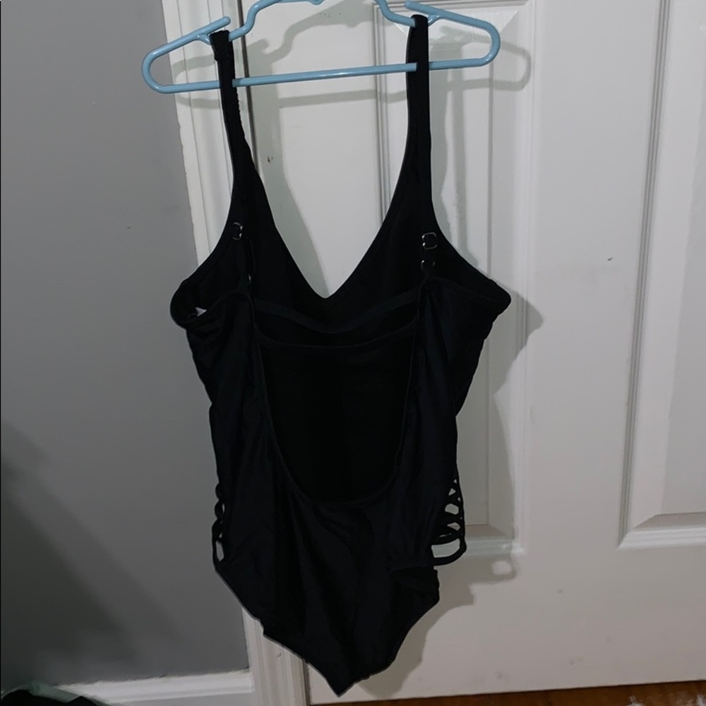 One piece - Picture 3 of 4